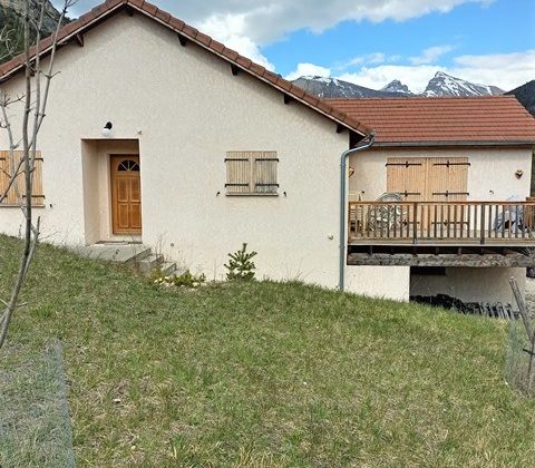 Grande villa avec 2 garages sur 5000m² de terrain – m1606 Grande villa avec 2 garages sur 5000m² de terrain – m1606
