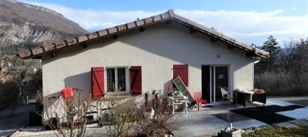 Maison indépendante récente – 2 garages – Terrain – m1691