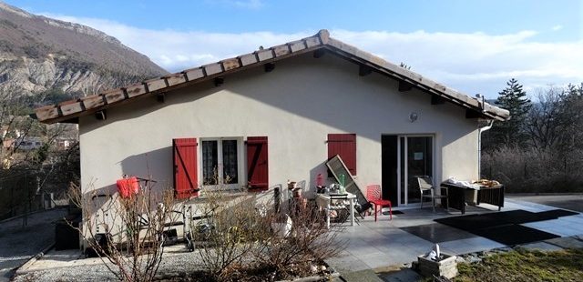 Maison indépendante récente – 2 garages – Terrain – m1691