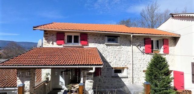 Maison de village sans travaux – Garage – Terrasse – Caves – m1700 – ASPREMONT 05140