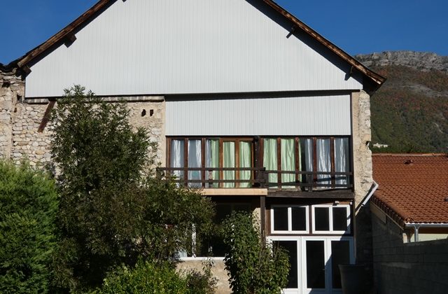 Bâtisse en pierre rénovée + dépendances sur un terrain de 5600m²- m1674 – ASPRES/BUËCH 05140 Bâtisse en pierre rénovée + dépendances sur un terrain de 5600m²- m1674 – ASPRES/BUËCH 05140
