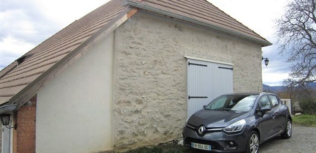 Maison de village indépendante avec garage, caves et jardin – m1696 – 05000 LA FREISSINOUSE
