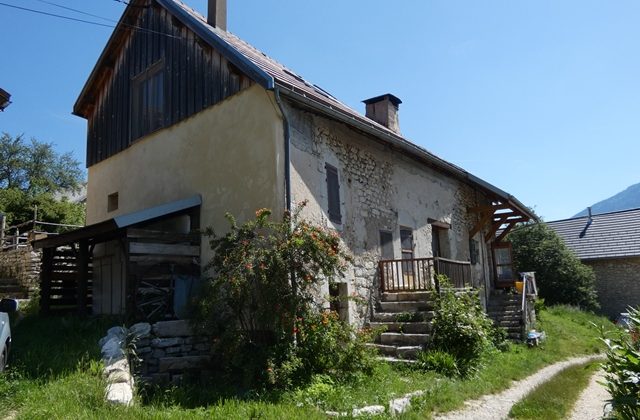 Maison de village en pierre avec jardin clos – m1713 – ST JULIEN EN BEAUCHENE Maison de village en pierre avec jardin clos – m1713 – ST JULIEN EN BEAUCHENE