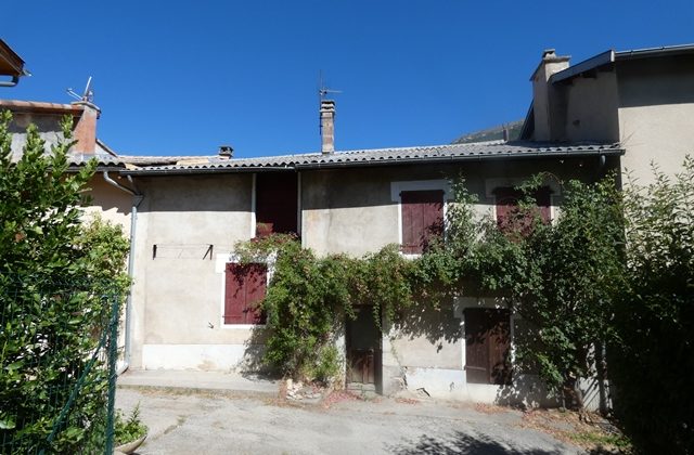 Maison de village avec caves et combles aménageables – m1720 – ASPRES/BUËCH 05140 Maison de village avec caves et combles aménageables – m1720 – ASPRES/BUËCH 05140