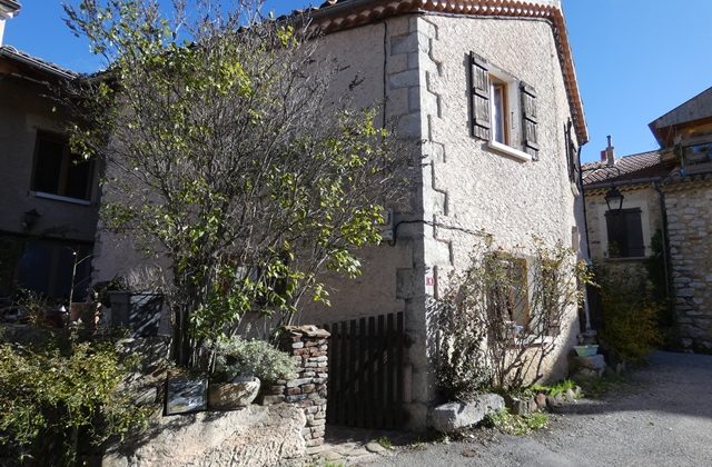 Maison de village avec courette et cave – m1745 – SAINT-PIERRE D’ARGENÇON