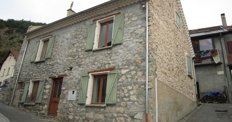 Maison de village indépendante avec terrasse et caves – m1754 – MONTMAUR 05400