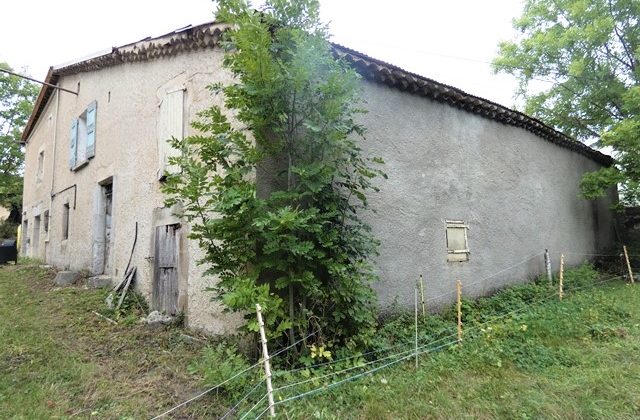 Maison de village en pierre et grange à rénover sur 750m² de terrain – m1601
