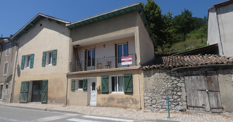 Grande maison de village – Spécial investisseur – m1661 – 05140 LA FAURIE